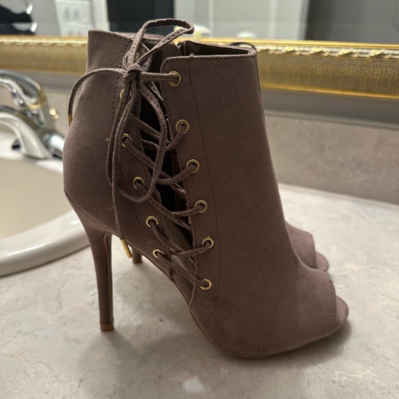 Open toe beige heels! So cute never worn! - Picture 1 of 5